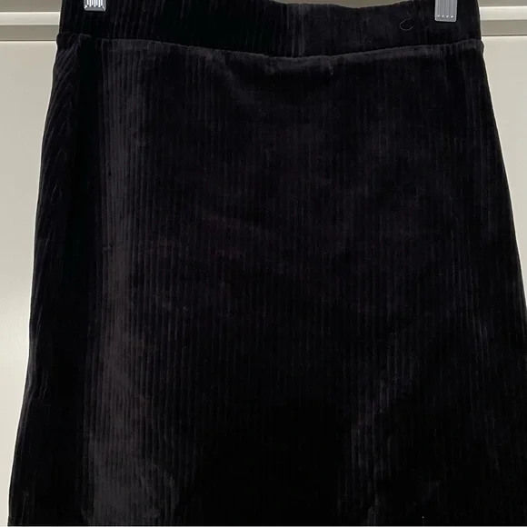 Sportsgirl Black Velvet Corduroy Mini Skirt 🖤💕
Quality🫰 Comfy fit 💗 - Picture 3 of 5
